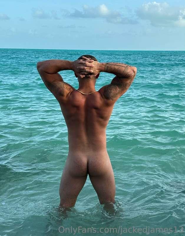 Anyone want to go skinny dipping?🥵