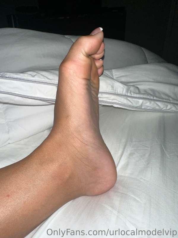 I want my toes done and sucked. Tip $20 and ask me for a vid..