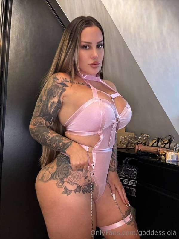 Thick juicy thighs, round ass, pretty face. All the things t..