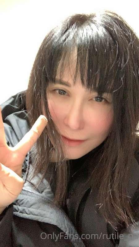 今日は自撮りしました。髪の毛すごくのびてきたので切りにいきたいです。
なんとか、今日こそは早く🛏ベットにはいります！
裸..