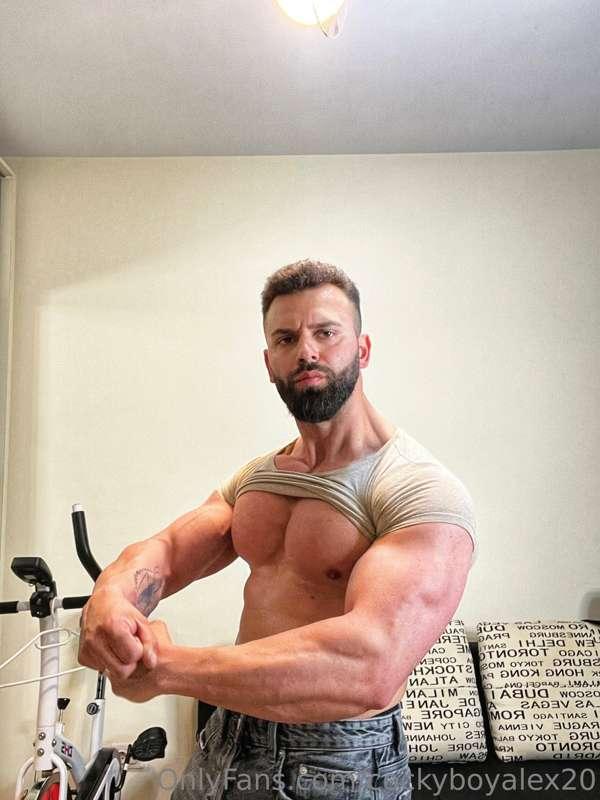 Who loves big biceps⁉️