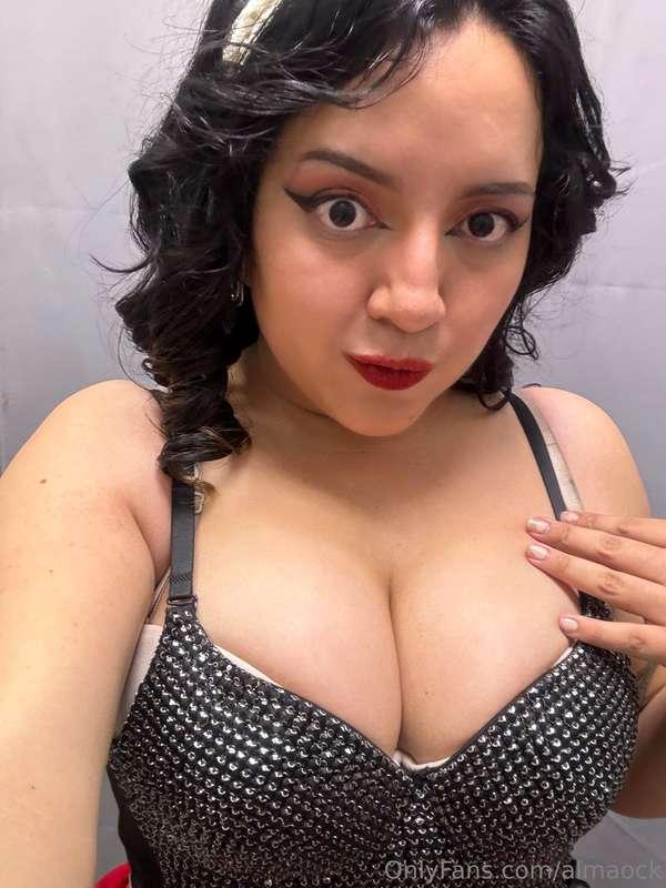 Me encantaria mamartelo y te vengas en mis tetas!