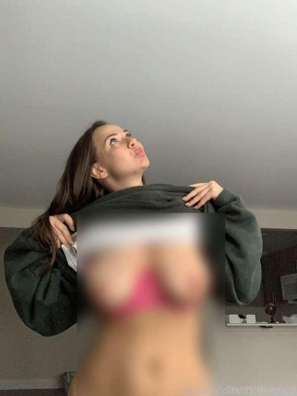 Feeling naughty and ready to show off my luscious curves to all you lucky boys out there 😉

#tits #boobs #bigboobs  #nipples #mommy #milf #hotmom #cleavage #nobra #tongue