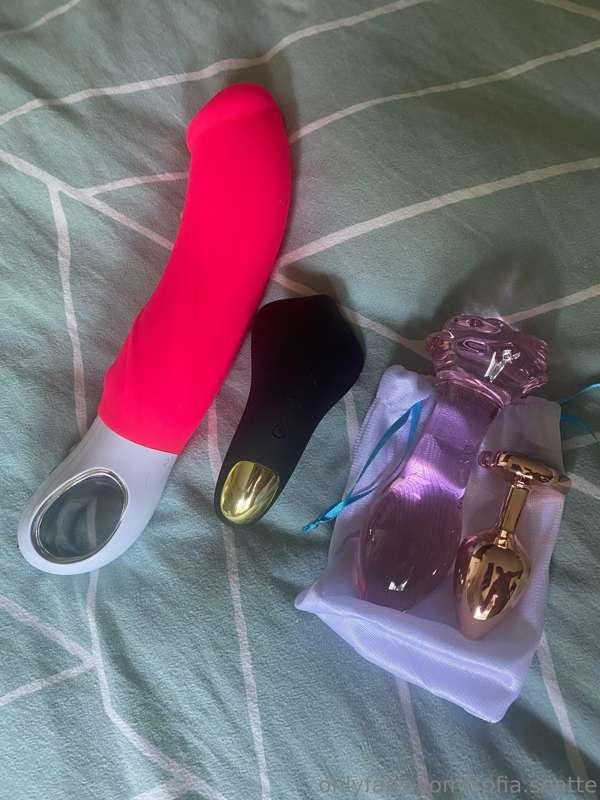 Tiger, Big Boss, butt plug and nipple vibe, oh my! Sexy phot..