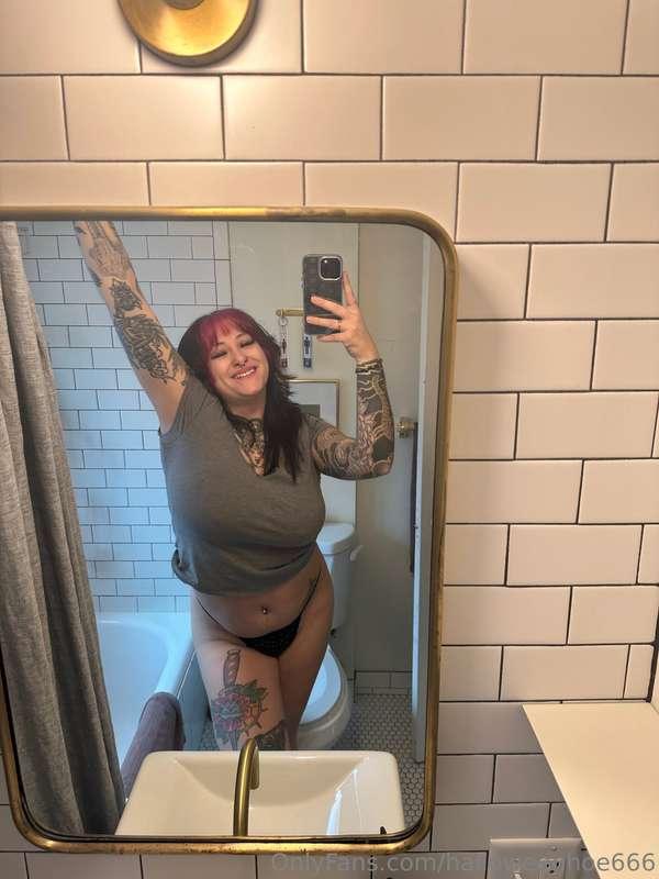 On vacation, someone keep me entertained 🥰 or buy me a drink..