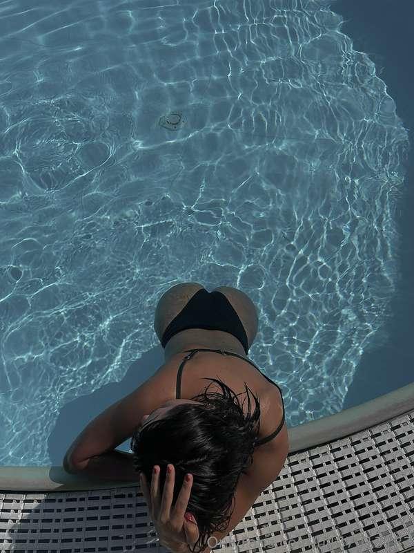 Servirebbe un po' di compagnia al bordo piscina 💦👙