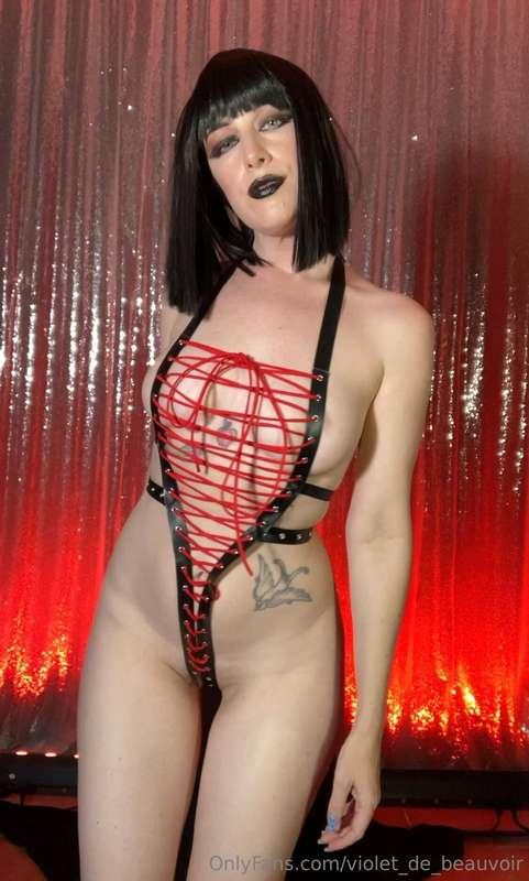 ❤️‍🔥🍒🥀🍷👠