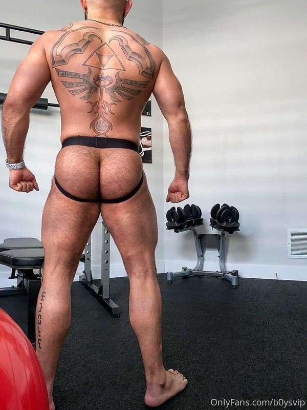 A very big back and a round and upturned ass🍑🍑🥰💋 Una espalda..