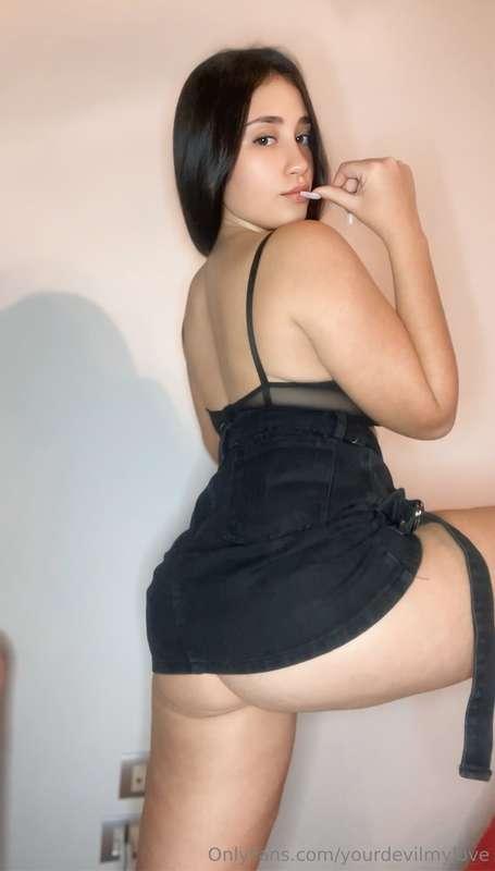 Take it off for me babe 🤭🤭