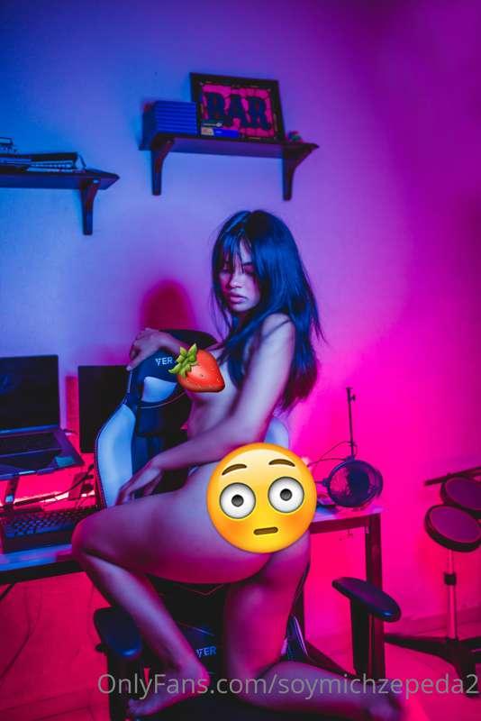 ¿Te comes mi fresa? 🙊🔥