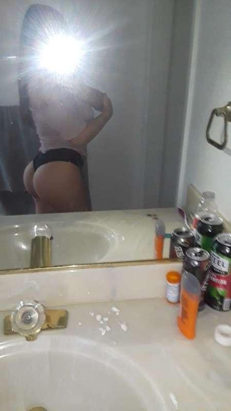 Mirror selfies🍑