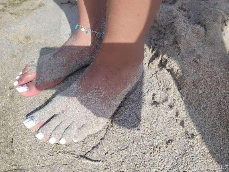 Who can help me get this Sand off ☺️👣❤️