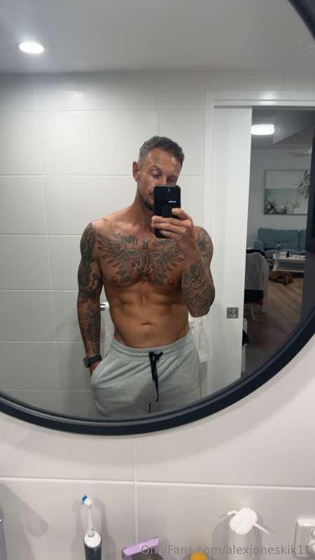 The famous grey sweats 😉 Do they look better on or off?
