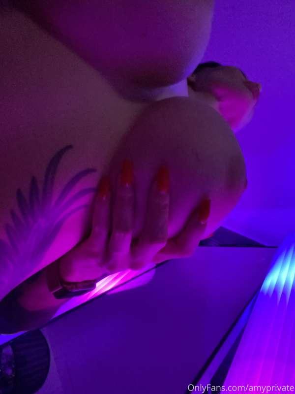 Would you like to f*ck me in those lights? 😈😈😈