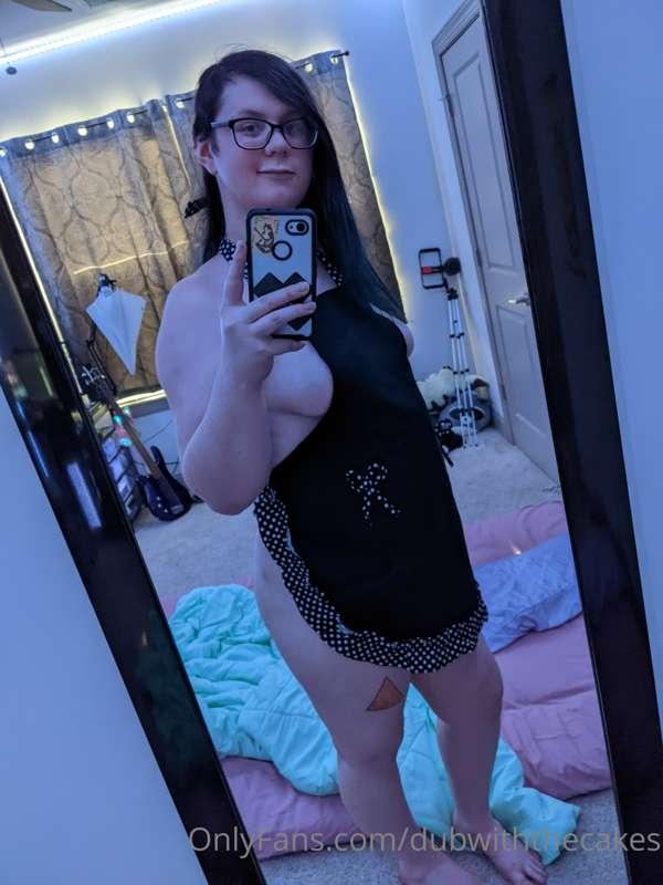 Got some cute aprons ;3 y'all ready for some of my specialti..