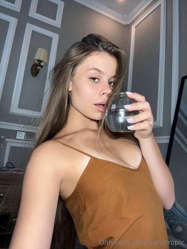 I can't imagine my morning without a glass of warm water.💧
D..