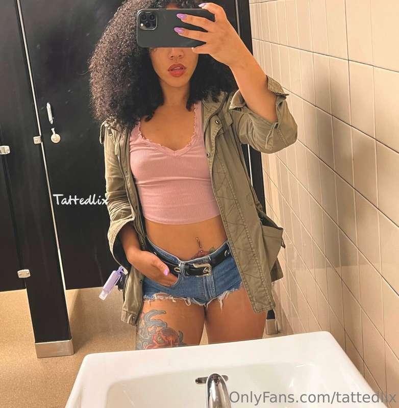 I’m editing a video I filmed in fitting room 🫶🏽🥹