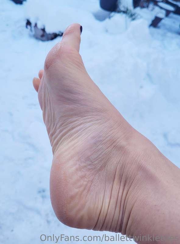 My snow day ❄️ is turning into a snow week 👣
Happy Yule and ..