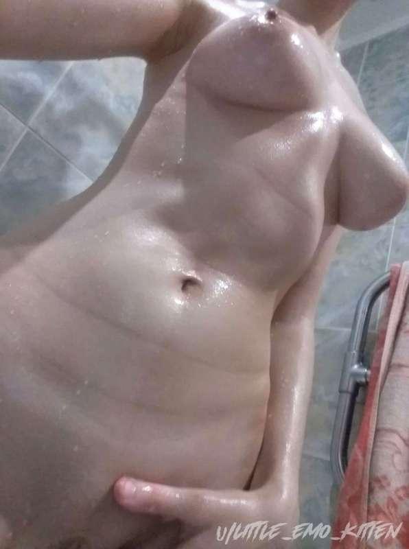 Do you like watching me shower? 🚿 Nearly 2 minutes of shower..
