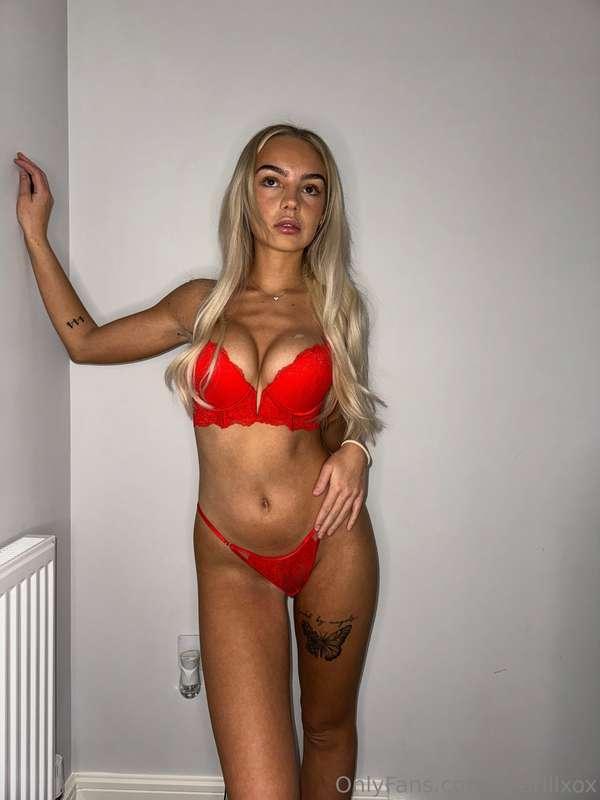 Feeling fierce and fabulous in red lingerie 💋 ✨