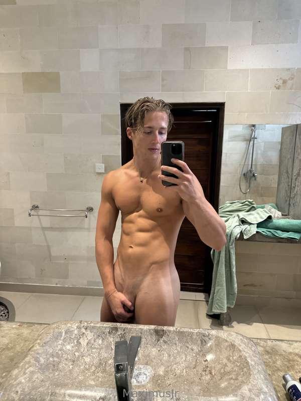 Someone I can take on a date?😘