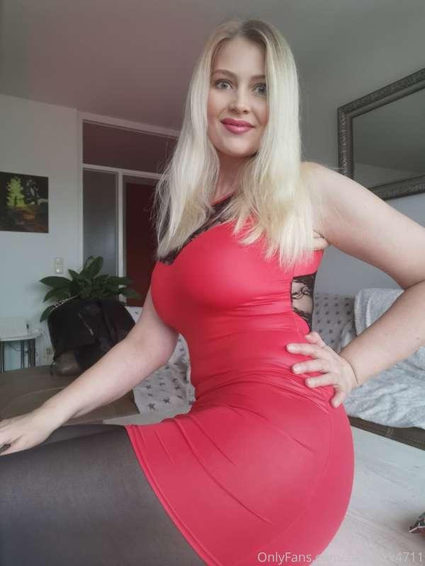 Morgen produziere ich Content mit dem roten Kleid.💋
. 
Tomor..