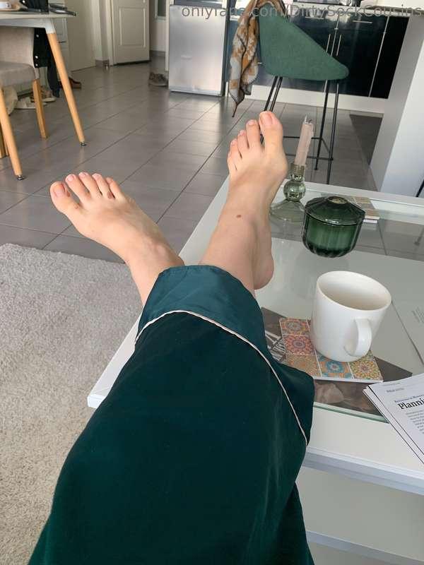 I need some morning toe kisses. A 