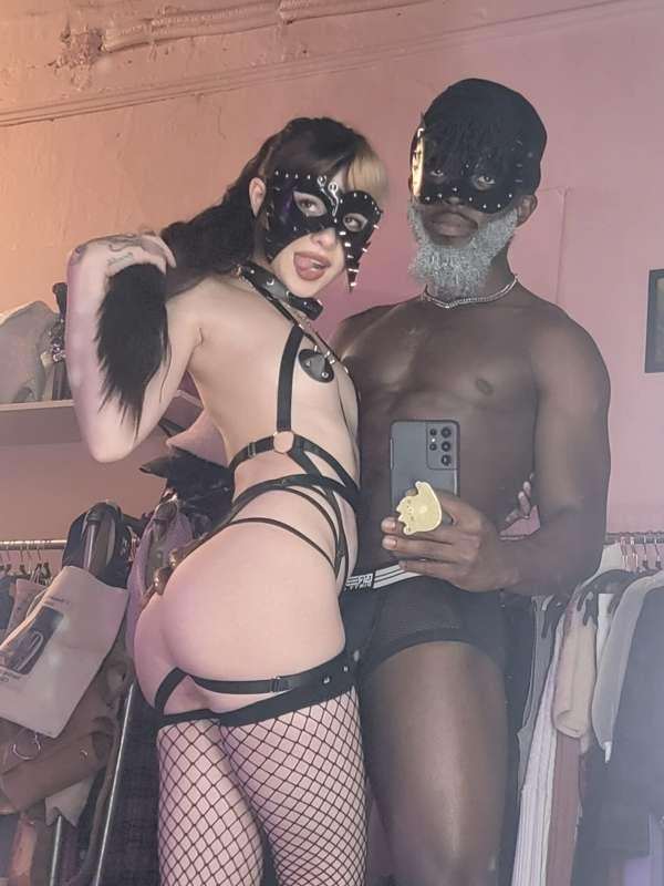 I went to a lingerie masquerade last night 😳