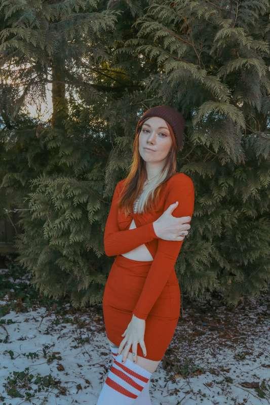 🚨 NEW PHOTOS 🚨 Swipe for upskirt, and a really funny mid-spe..