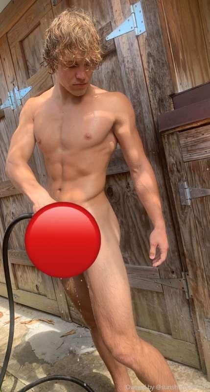 Dm me and I’ll send the full pic 😏😈