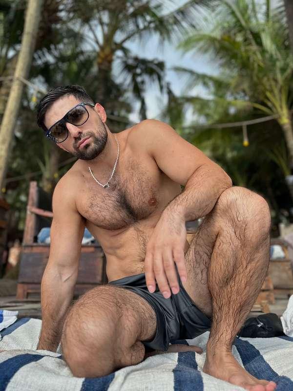 Meet me at the beach club 