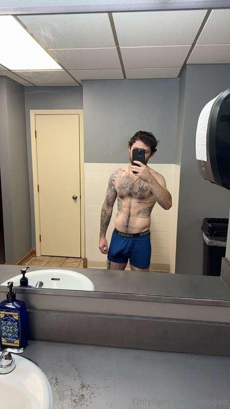 i hate being single i need a girl to bend over the counter 😩