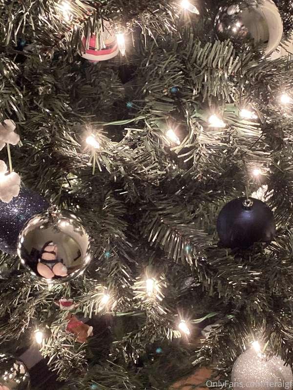 what yall think of my christmas tree ?? 🎄
