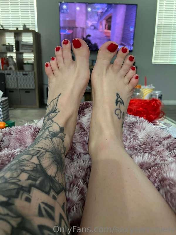 Justice is playing COD. I’m trying to get my toes sucked. 🙄