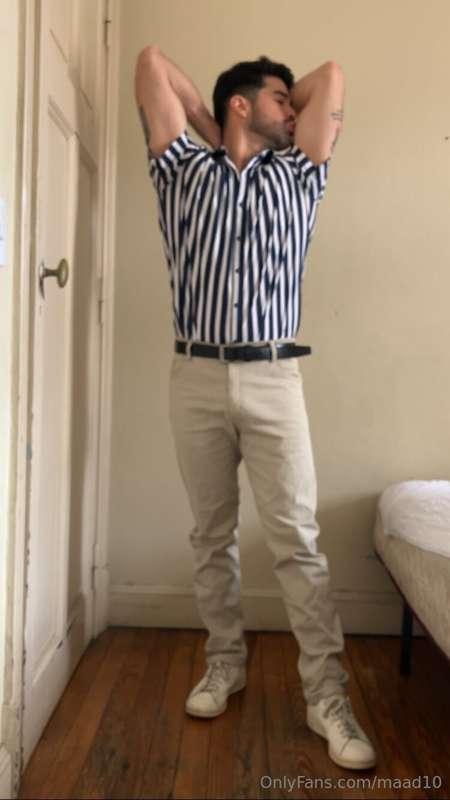 How does this outfit look on me?