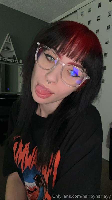 It’s your favorite grunge girlfriend, come and spoil me! ;) ..