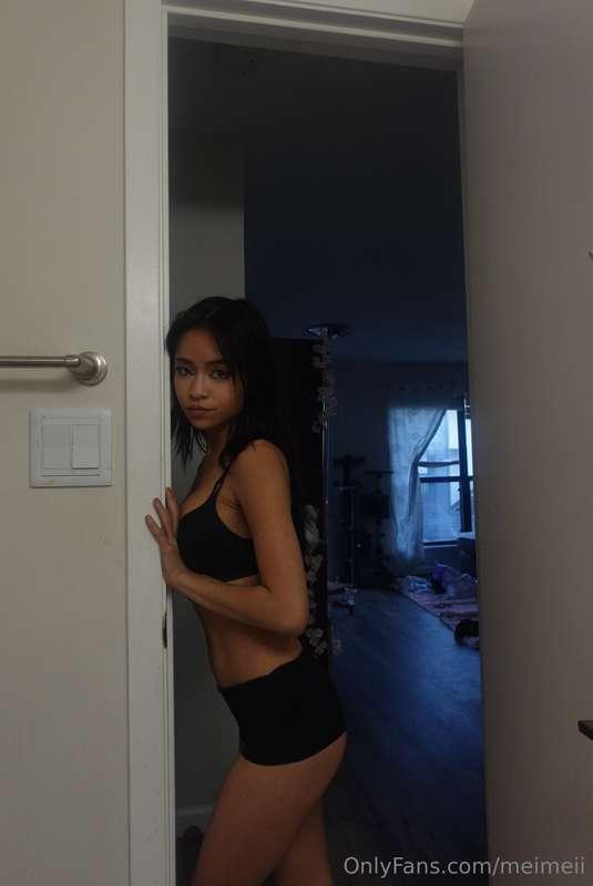 Standing here like I’m your favorite bad idea…😈🖤