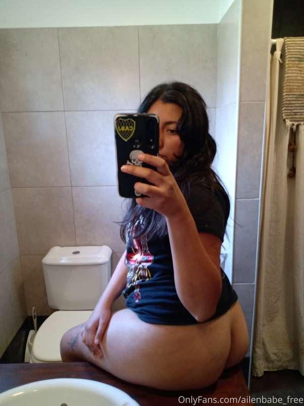 Tengo ganas de que me cojas sucio🤤
I want you to fuck me dir..