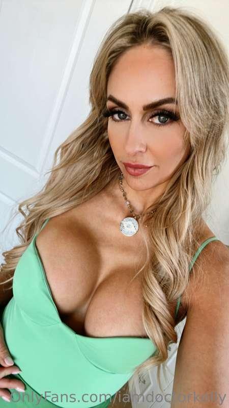 This green top is too small for my girls 🍒😏