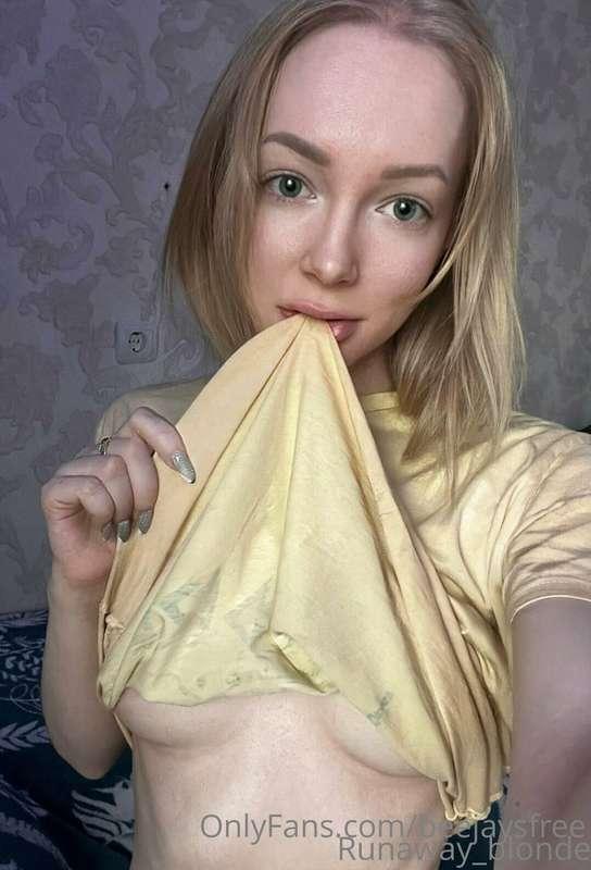 ⚡️FREE subscription⚡️  She's the same blonde 🍓from your porn..