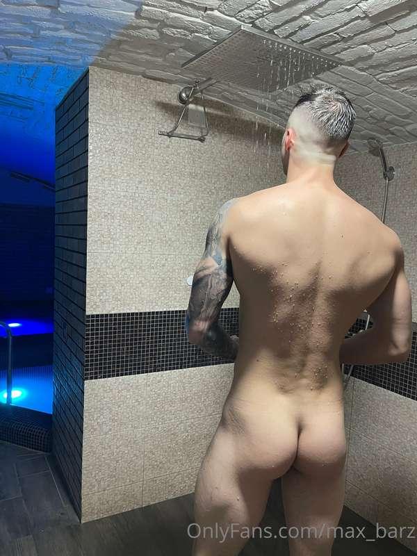 Shower after sauna 🧖‍♂️  Like my ass ? ❤️👀