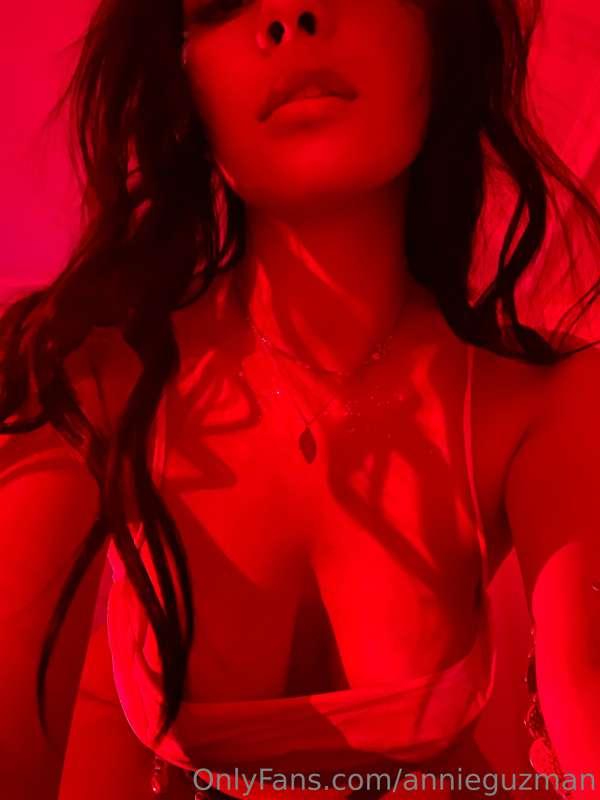 Red lights in the room… where are you😈