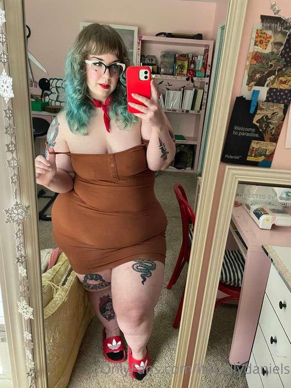 Little peek at what’s under my cute little outfit today