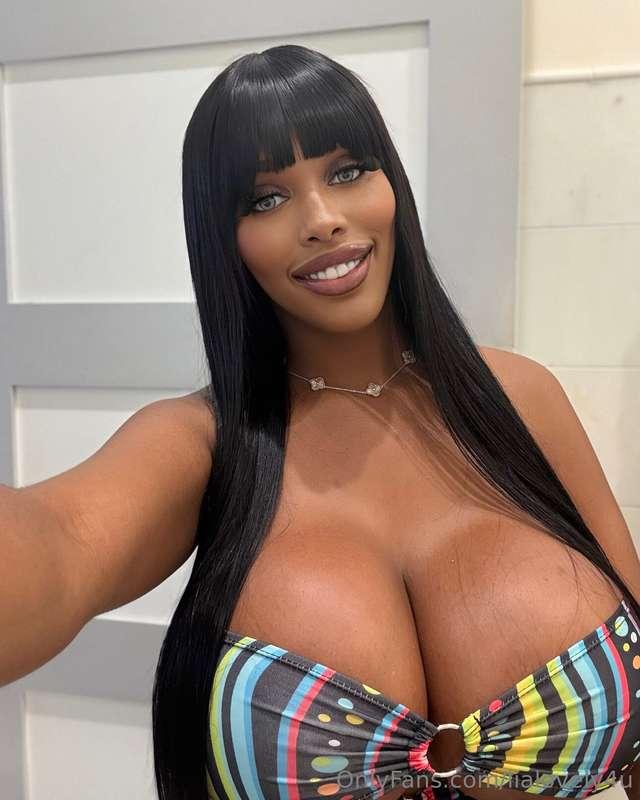 Put these big melon 🍈 🍈 in your mouth and let me smother you..