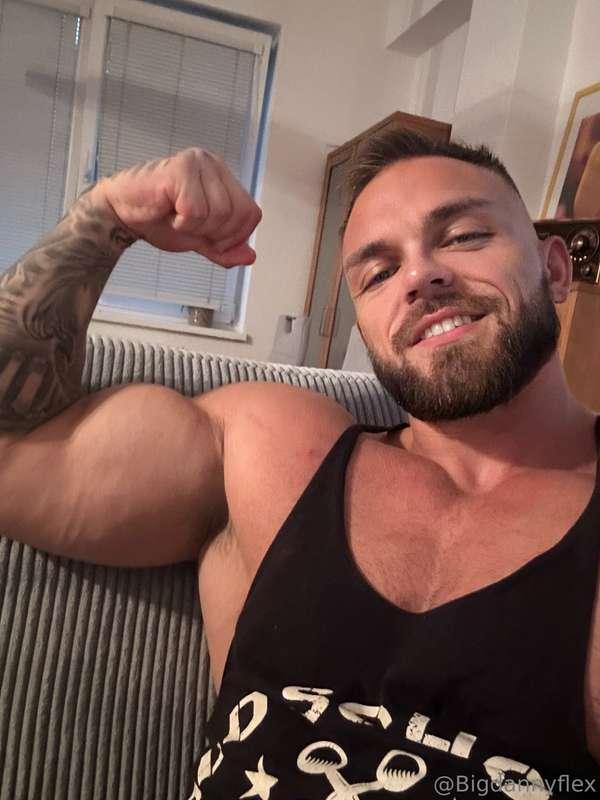 kiss my biceps bitch! 😈