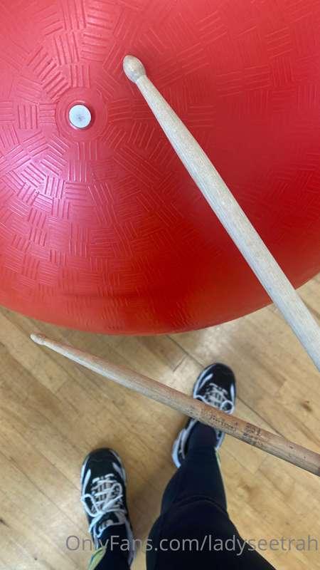 I found a new, sweaty 💦  hobby. 
Cardio drumming. 🥁