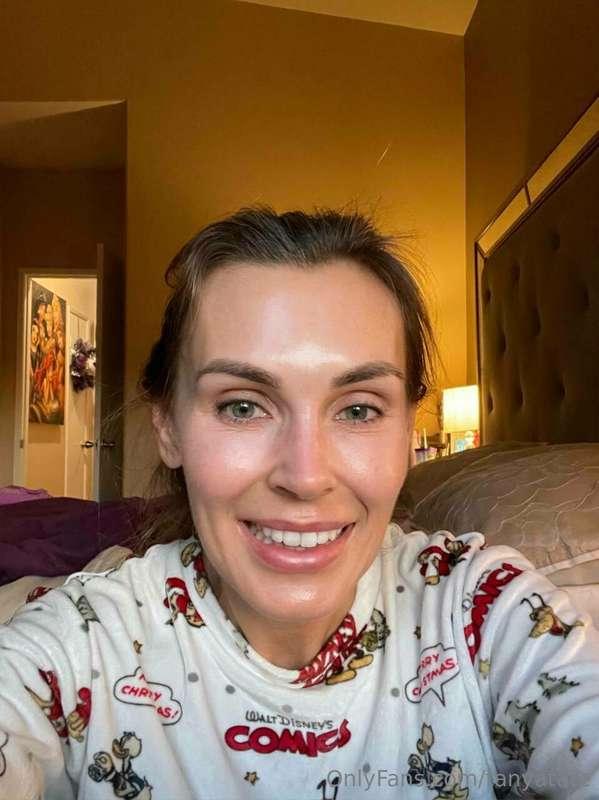 Who's relaxing with me today? 🤗🤗