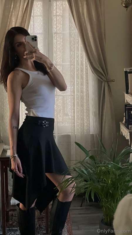 new mirror pic, same me 🤭