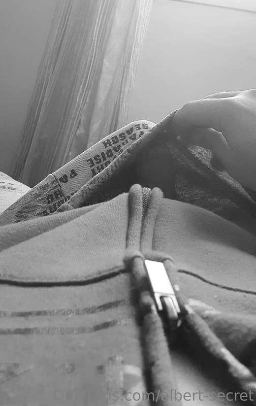Unzip me, put your hand in👅👅, I'm so horny😈🔥, I want to play..