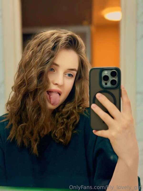 Curly hair, don’t care 💁🏽‍♀️✨ Just me, a mirror, and a littl..